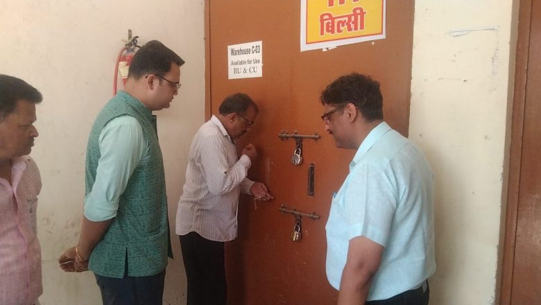 बदायूँ।डीईओ ने राजनैतिक दलों के प्रतिनिधियों के साथ किया ईवीएम व वीवीपैट वेयर हाउस का त्रैमासिक आंतरिक निरीक्षण