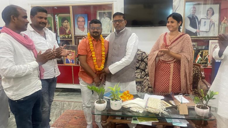 जौनपुर।निर्भय पटेल ने समाजवादी पार्टी की सदस्यता ली, विधायक तूफानी सरोज से लिया आशीर्वाद