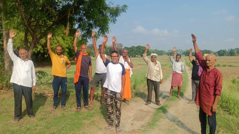 भदोही।कुढ़वा गांव में सड़क न बनने के कारण ग्रामीणों द्वारा किया गया प्रदर्शन।