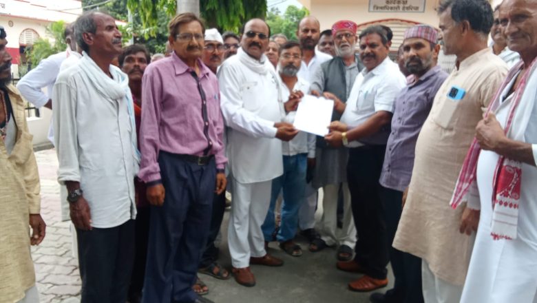 देवरिया।बैतालपुर में चीनी काम्प्लेक्स के वादे को पूरा करने सहित अन्य ज्वलंत मांगों को लेकर मुख्यमंत्री को संबोधित ज्ञापन सौंपा। 