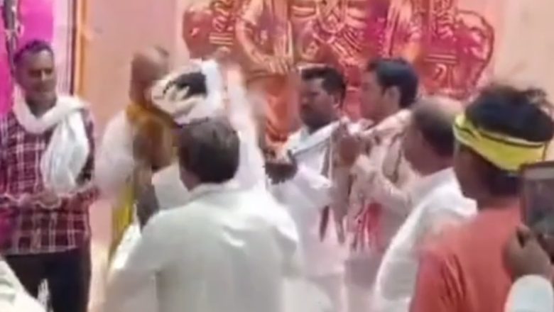 जौनपुर।पहले माला फिर दे दनादन थप्पड़