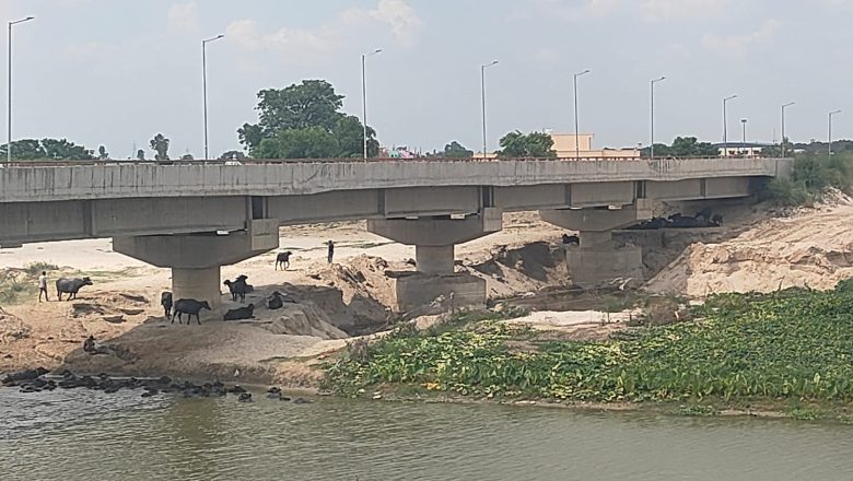 शाहजहांपुर।नगर निगम द्वारा कछुआ गति से भी कम गति में किया जा रहा गर्रा के नए पुल के नीचे से सिल्ट हटाने का कार्य
