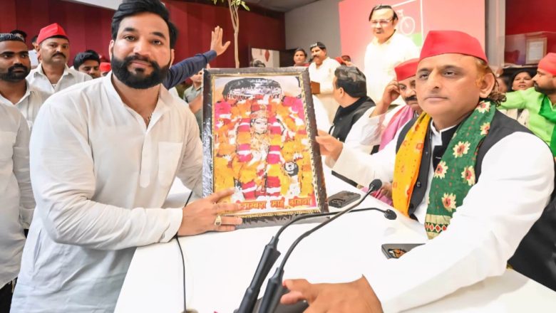 शाहजहांपुर।मां बगला मुखी का चित्र भेंटकर सपा नेता लखन ने अखिलेश यादव से मुलाकात कर दी जन्मदिन की बधाई