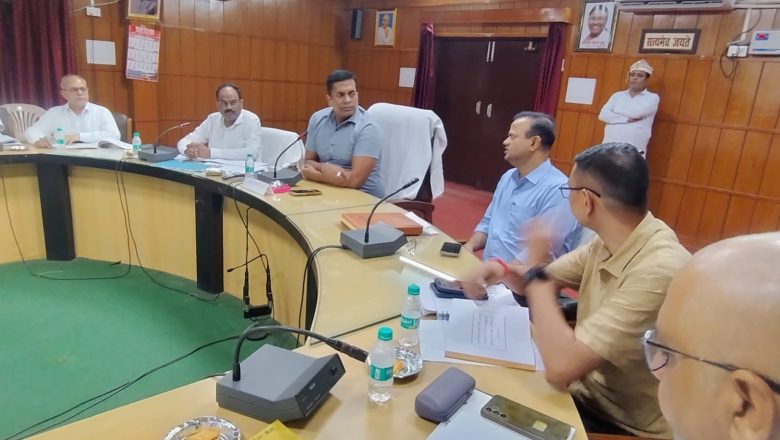 आजमगढ़।मण्डलायुक्त ने की चकबन्दी कार्यों की समीक्षा, कहा पुराने चकबन्दी गांवों के लिए लक्ष्य निर्धारित कर शीघ्र चकबन्दी प्रक्रिया पूर्ण कराई जाय