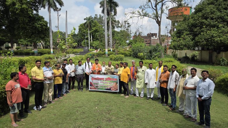 आजमगढ़।सांसे हो रही कम आओ पेड़ लगाए हम