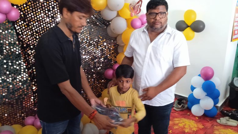 भदोही।ईवा इंटरनेशनल स्कूल के प्रबंधक के द्वारा कुल 100 बच्चों को निशुल्क ड्रेस का वितरण किया गया।