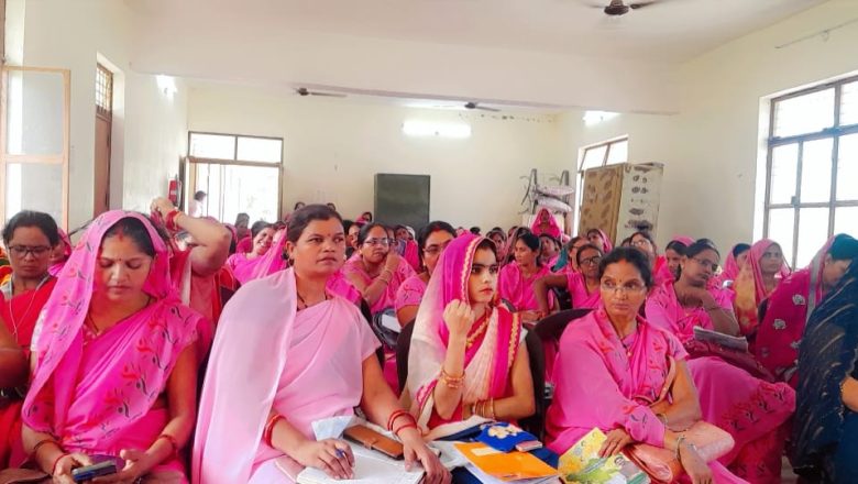 भदोही।आंगनबाड़ी कार्यकत्रियों को दिया गया संचारी रोगों से बचाने का प्रशिक्षण।