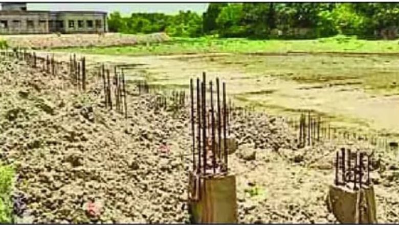 बलिया।मजदूरों के अभाव में गत दो सप्ताह से निर्माण कार्य बंद 