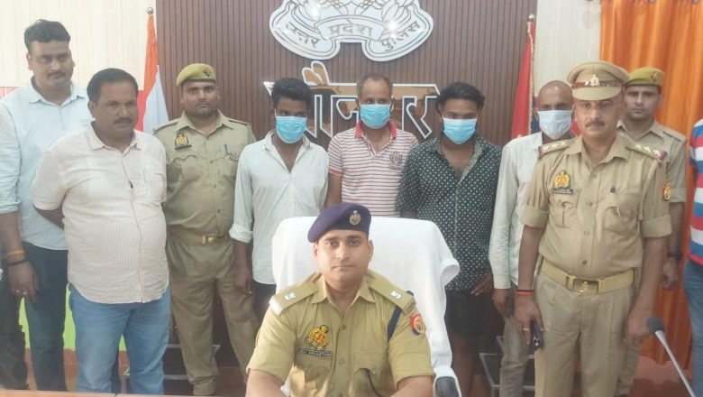 जौनपुर।चोरी की योजना बनाते चार शातिर चोर गिरफ्तार, औजार बरामद।