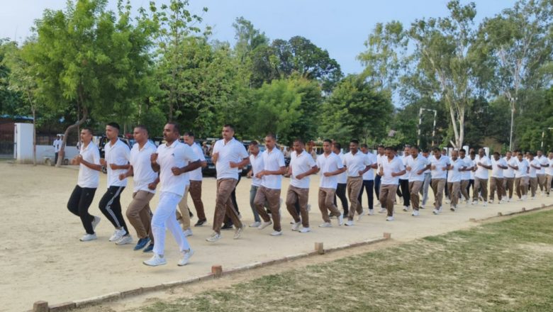 जौनपुर।पुलिस अधीक्षक डॉ. कौस्तुभ ने रिजर्व पुलिस लाइन में परेड की ली सलामी, दौड़ व ड्रिल के जरिए फिटनेस पर दिया ज़ोर