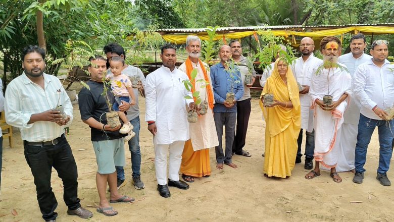 आजमगढ़।विश्व हिंदू परिषद ने भदुली गांव के गौशाला में 51 पौधे का किया वृक्षारोपण।