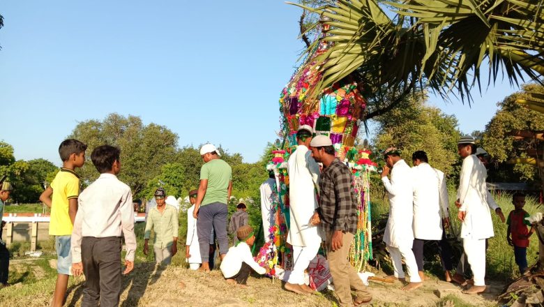 आजमगढ़।मोहर्रम पर ताजिया के साथ निकला गया जुलूस।