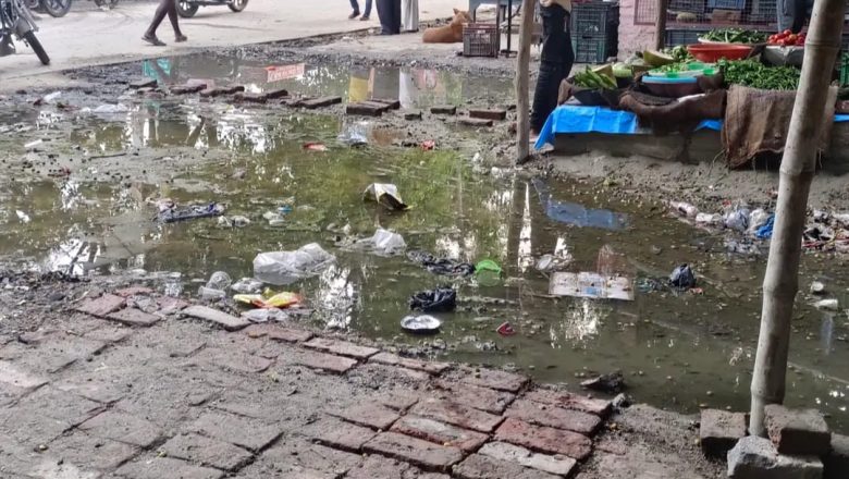 बलिया।मलप तियरा मार्ग पर जलभराव से राहगीरों को परेशानी ।