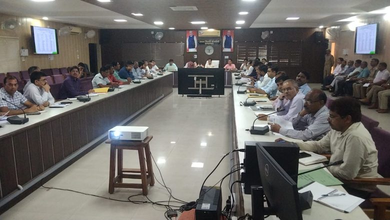 बदायूँ।वृक्षारोपण महा अभियान-2025 की तैयारियों को लेकर समीक्षा बैठक सम्पन्न, वृक्षारोपण स्थलों का किया निरीक्षण