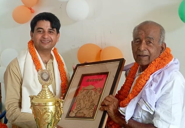 बलिया।अतीत को भूलने वाले मानव का भविष्य हो जाता है अंधकारमय – डॉ. विद्यासागर उपाध्याय