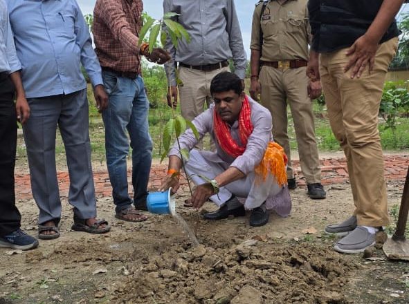 जौनपुर।बृहद वृक्षारोपण कार्यक्रम के तहत प्रमुख प्रतिनिधि सुरेन्द्र शुक्ला ने किया वृक्षारोपण