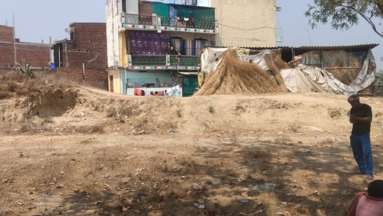 भदोही।भूमाफियाओं द्वारा तालाब की जमीन पर किया जा रहा अतिक्रमण।