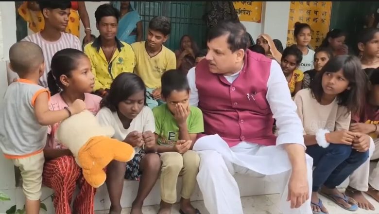 जौनपुर।प्राथमिक विद्यालय बंदी के खिलाफ राज्यसभा सांसद संजय सिंह का विरोध प्रदर्शन, सरकार की नीतियों पर साधा निशाना