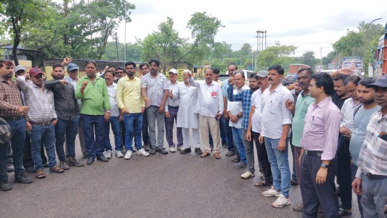 झारखंड( रांची)।राष्ट्रव्यापी बंद को लेकर खलारी में संयुक्त ट्रेड यूनियन का प्रदर्शन, डकरा में 90% सफल रही हड़ताल।