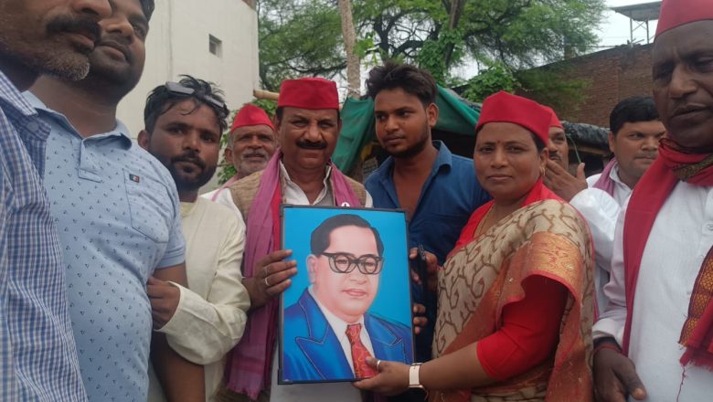 भदोही।दुर्गागंज में सपा प्रदेश अध्यक्ष श्यामलाल पाल का जोरदार स्वागत, बाबा भीमराव अंबेडकर की प्रतिमा भेंट।