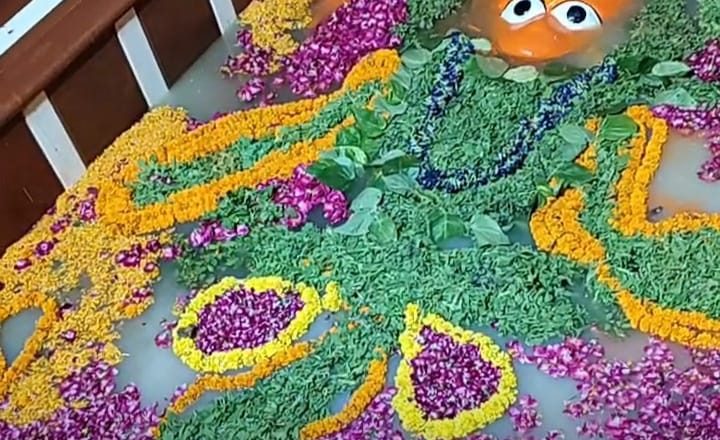 प्रयागराज: माँ गंगा ने स्वयं कराया श्री बड़ी हनुमान जी का पावन स्नान