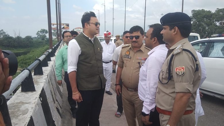 बदायूँ।डीएम ने अधिकारियों संग किया कछला घाट का निरीक्षण