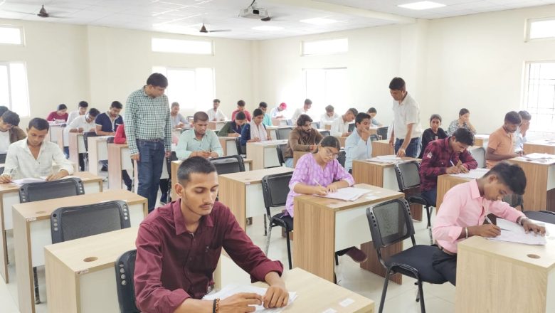 जौनपुर।पीयू परिसर में कड़ी निगरानी में हुई प्रवेश परीक्षाएं।