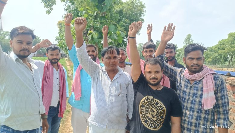 आजमगढ़।पशु के उपचार के लिए एम्बुलेंस न पहुंचने पर ग्रामीणों का विरोध प्रदर्शन