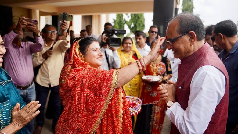 केंद्रीय कृषि मंत्री शिवराज सिंह चौहान ने गुजरात में ‘लखपति दीदियों’ से की मुलाकात।