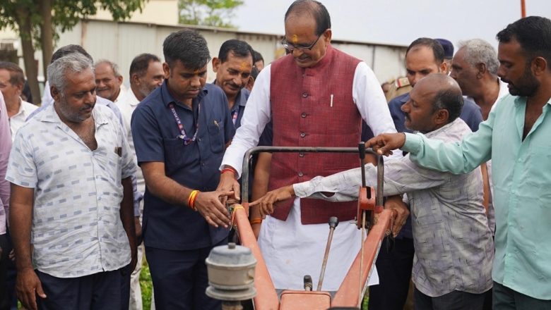 कृषि मंत्री शिवराज सिंह चौहान ने गुजरात के खेतों में किसानों से की मुलाकात, मूंगफली की ‘निराई-गुड़ाई’ में लिया हिस्सा।