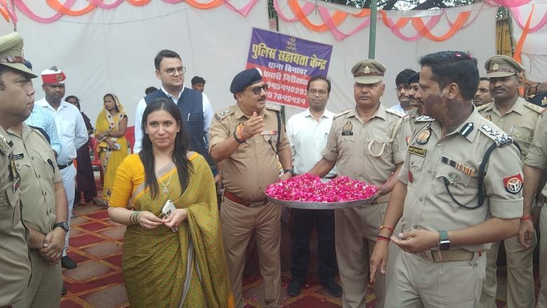 बदायूँ।कमिश्नर,डीआईजी व डीएम ने कावड़ मार्ग का निरीक्षण कर कावड़ियों पर की पुष्प वर्षा