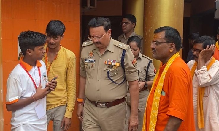 शाहजहांपुर।श्रावण मास के द्वितीय सोमवार के अवसर पर पुलिस अधीक्षक ने पटना देवकली मंदिर पर पूजा-अर्चना कर मेले का किया निरीक्षण ।