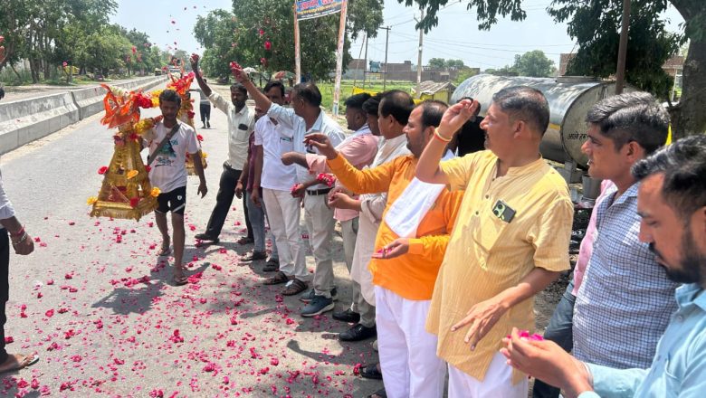 शाहजहांपुर।चेयरमैन शकील अहमद ने कांवड़ियों पर की पुष्पवर्षा,कराया भंडारा ।