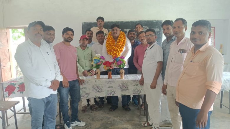 भदोही।दिलीप सिंह के परिषदीय अनुदेशक कल्याण संघ के प्रदेश कोषाध्यक्ष बनने पर भव्य स्वागत समारोह।