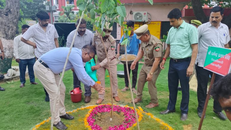 शाहजहांपुर।जिलाधिकारी ने कलेक्ट्रेट परिसर में किया वृक्षारोपण