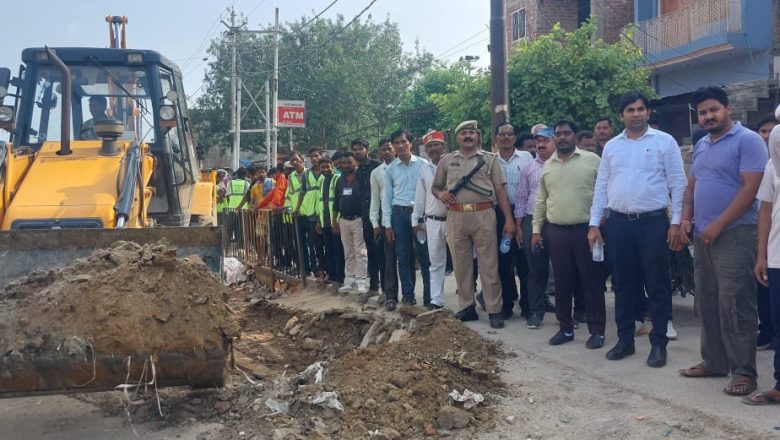 शाहजहांपुर।जलालाबाद में एडीएम वित्त अरविंद कुमार के नेतृत्व में चलाया गया अतिक्रमण हटाओ अभियान।