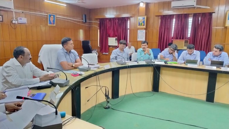 आजमगढ़।मण्डलायुक्त ने की निर्माण कार्यों, राजस्व वसूली एवं नगरीय निकायों की प्रगति समीक्षा
