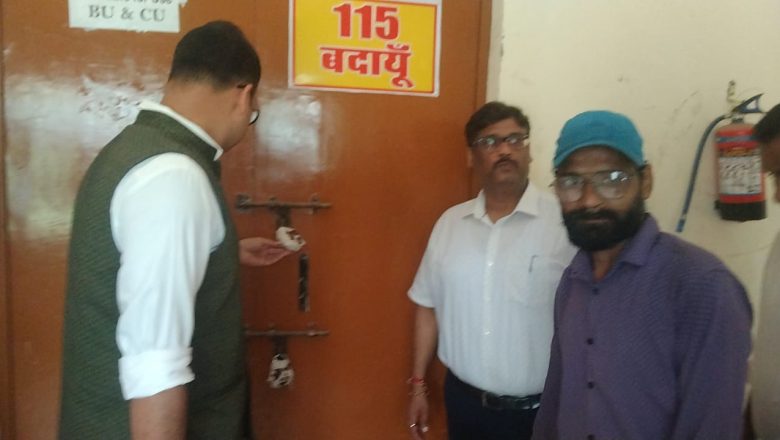 बदायूँ।डीईओ ने राजनीतिक दलों के प्रतिनिधियों के साथ किया ईवीएम व वीवीपीएटी वेयरहाउस का बाह्य निरीक्षण