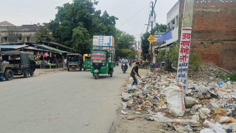 आजमगढ़।देवगांव बाजार का आजमगढ वाराणसी मेन रोड़ बना कचड़े का अड्डा