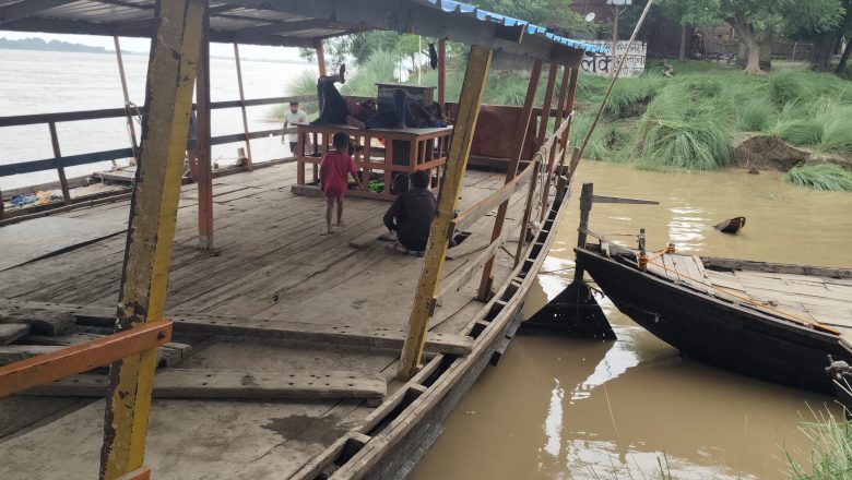 भदोही।तूफानी हवा के कारण रामपुर घाट पर स्टीमर सेवा ठप, यात्रियों को परेशानी।