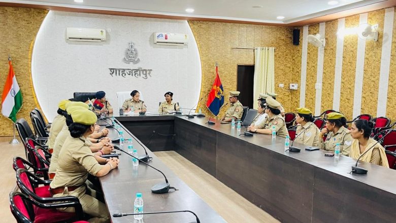 शाहजहांपुर।जनपद की रिजर्व पुलिस लाइन में प्रशिक्षण प्राप्त कर रहीं रिक्रूट महिला आरक्षियों को “विशाखा गाइडलाइन” के विषय में जानकारी प्रदान की गई ।
