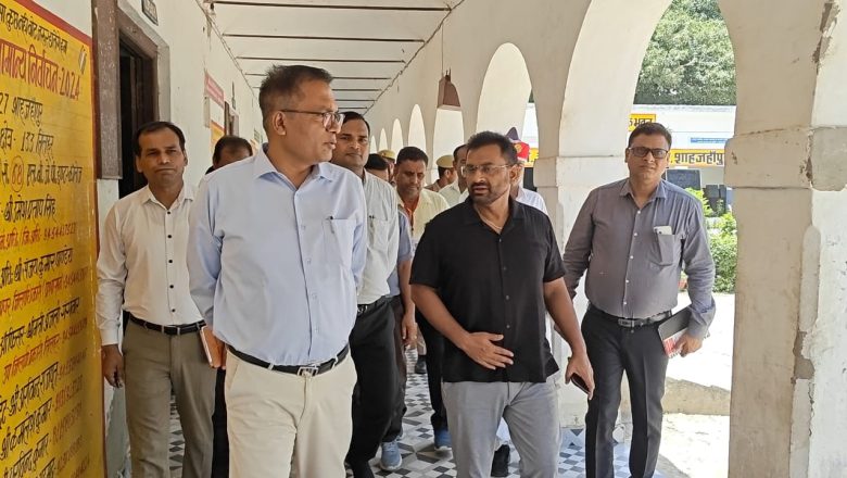 शाहजहांपुर।जिलाधिकारी ने आरओ/एआरओ की परीक्षा को सकुशल शांतिपूर्ण एवं पारदर्शी ढंग से संपन्न कराने हेतु परीक्षा केंद्रों का किया निरीक्षण