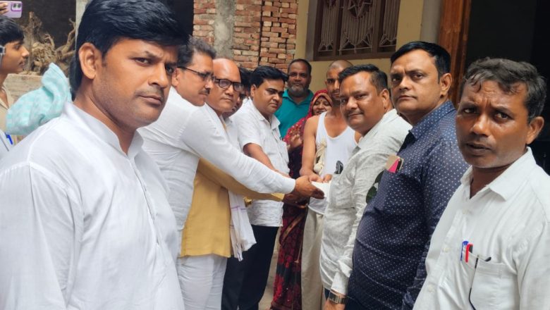 बलिया।शिक्षा मित्र संघ ने मृत शिक्षामित्र के परिजनों को दी आर्थिक मदद