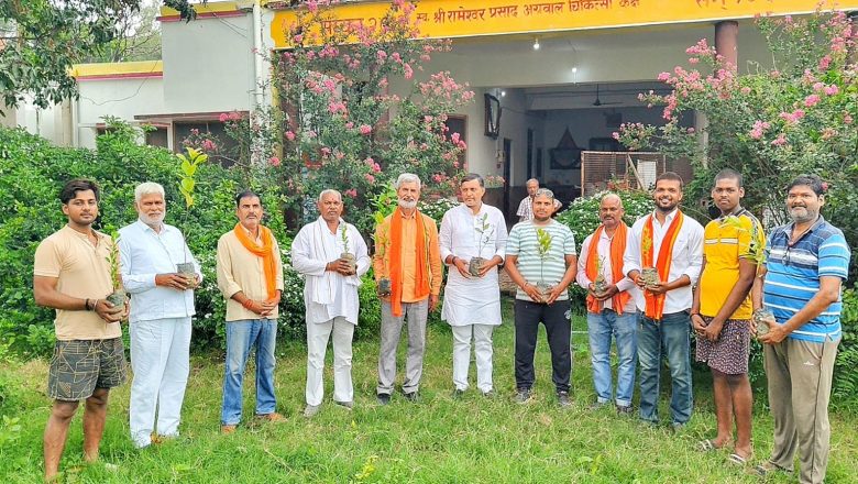 आजमगढ़।विहिप गोरक्षा विभाग के राष्ट्रीय अध्यक्ष प्रोफेसर गुरु प्रसाद सिंह के जन्मदिन पर पदाधिकारी ने वृक्षारोपण कर और एक- दूसरे को मिठाई खिलाकर बड़े धूम-धाम से मनाया।