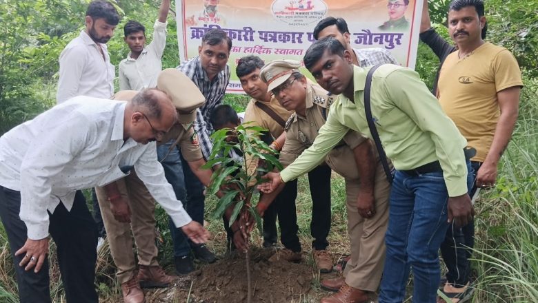 जौनपुर।क्रांतिकारी पत्रकार परिषद ने नेताजी सुभाषचंद्र बोस के नाम पर किया वृक्षारोपण।