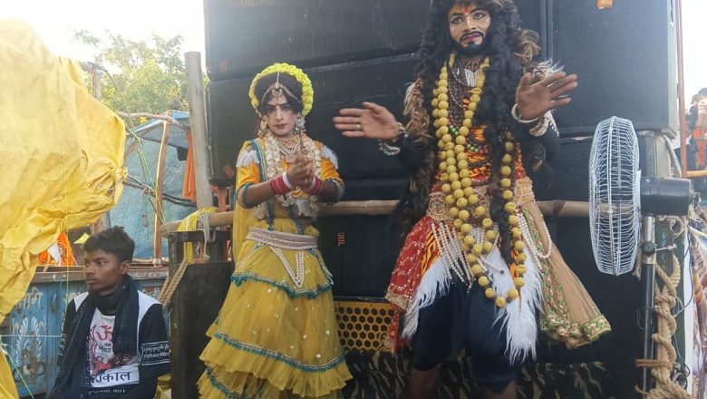 शाहजहांपुर।गोला गोकरनाथ शिव मंदिर पर जलाभिषेक को जानेवालों भक्तों की भारी भीड़ ।