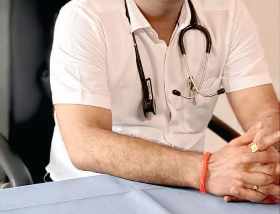 जौनपुर।बदलापुर CHC के नए अधीक्षक बने डॉ. अरविंद कुमार पांडेय।