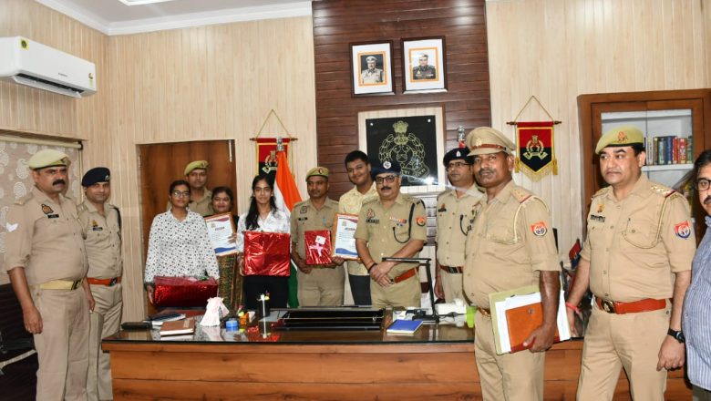 बदायूँ एसएसपी ने मेधावी छात्रों को किया सम्मानित ।