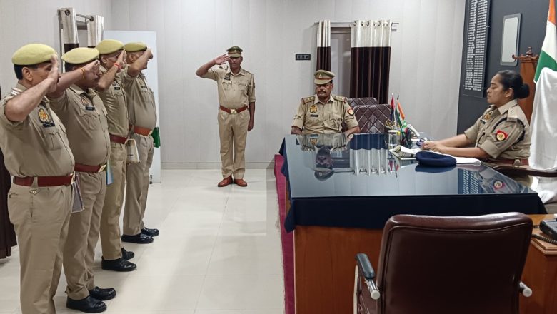 शाहजहाँपुर।अपर पुलिस अधीक्षक ग्रामीण द्वारा साप्ताहिक (मंगलवार )परेड की सलामी ली गई।