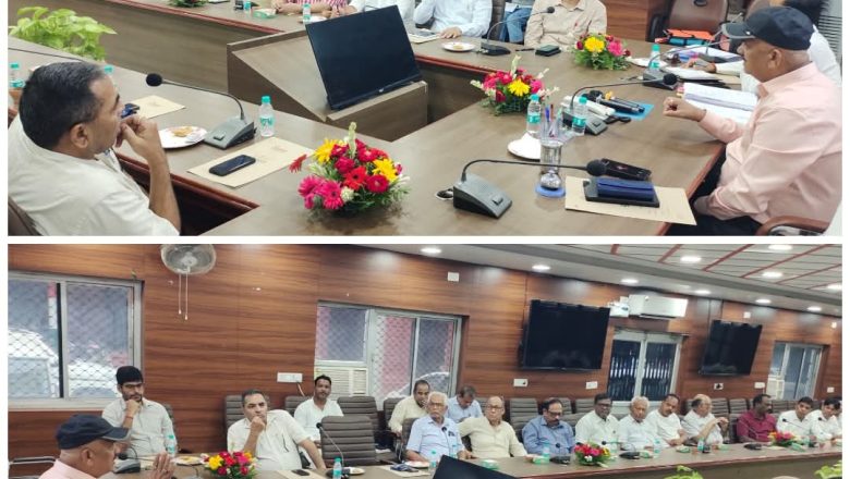 जौनपुर।स्कूलों पर से हटाए जाय हाईटेंशन तार : डीएम